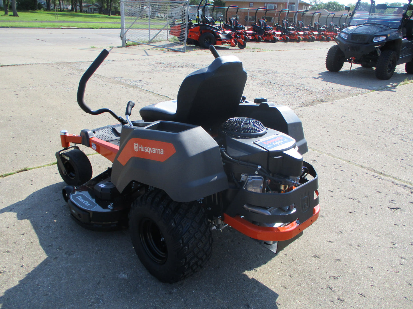 Husqvarna Z200 Series Zero Turn - Special Edition