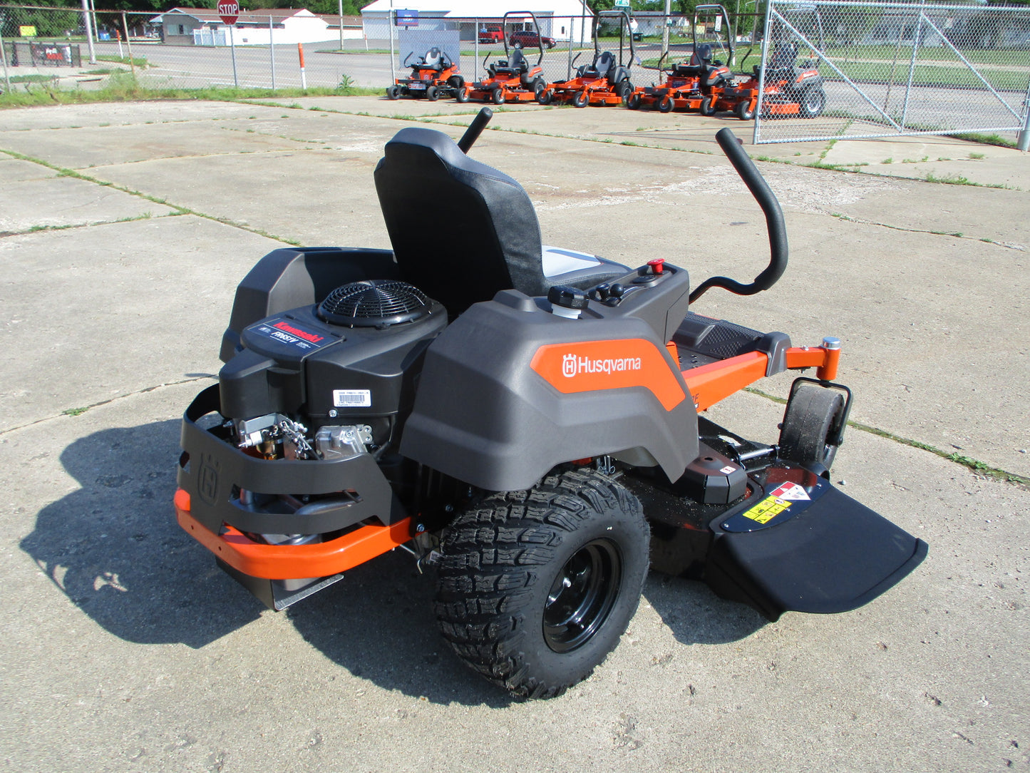 Husqvarna Z200 Series Zero Turn - Special Edition