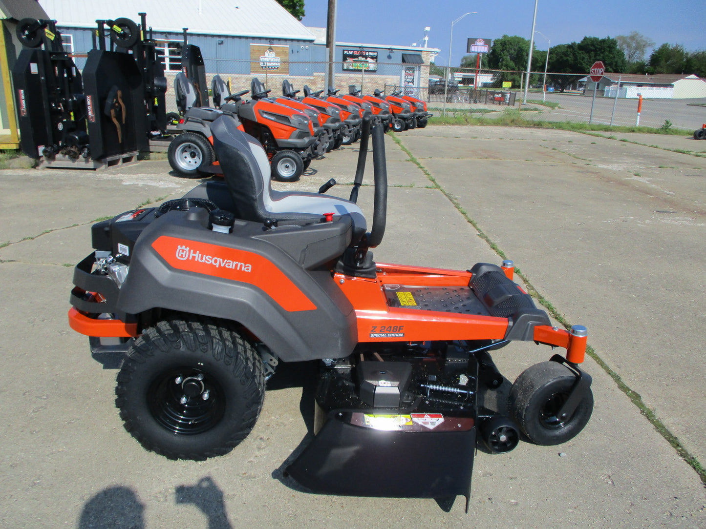 Husqvarna Z200 Series Zero Turn - Special Edition