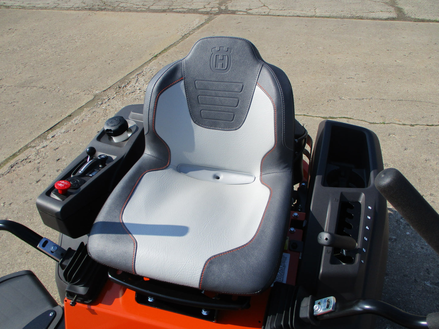 Husqvarna Z200 Series Zero Turn - Special Edition